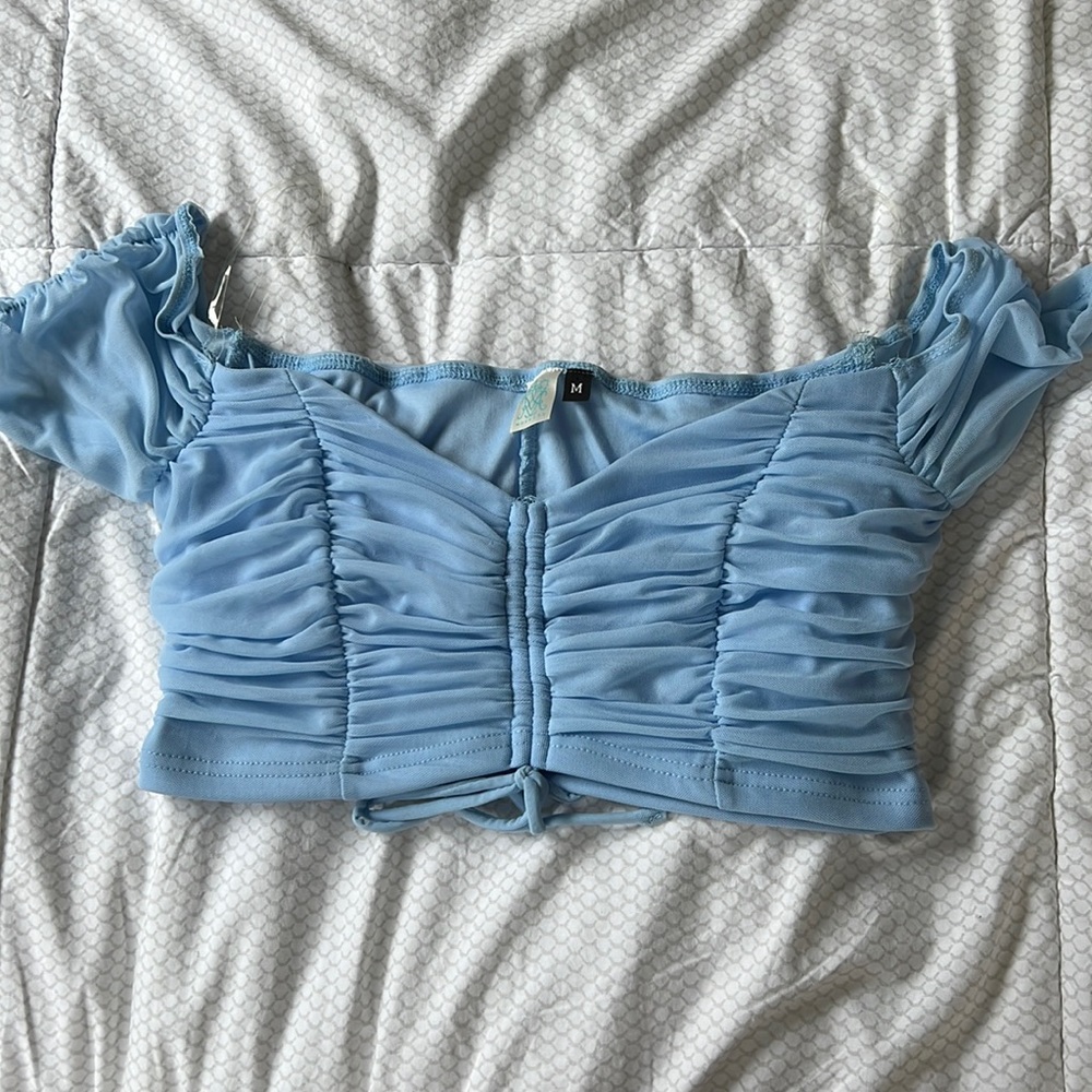 𝘰𝘧𝘧 𝘵𝘩𝘦 𝘴𝘩𝘰𝘶𝘭𝘥𝘦𝘳 𝘣𝘭𝘶𝘦 𝘵𝘰𝘱 𝘴𝘤𝘳𝘶𝘯𝘤𝘩𝘦𝘥